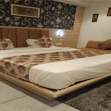 Hotel Lotus Villa Ahmedabad Buitenkant foto