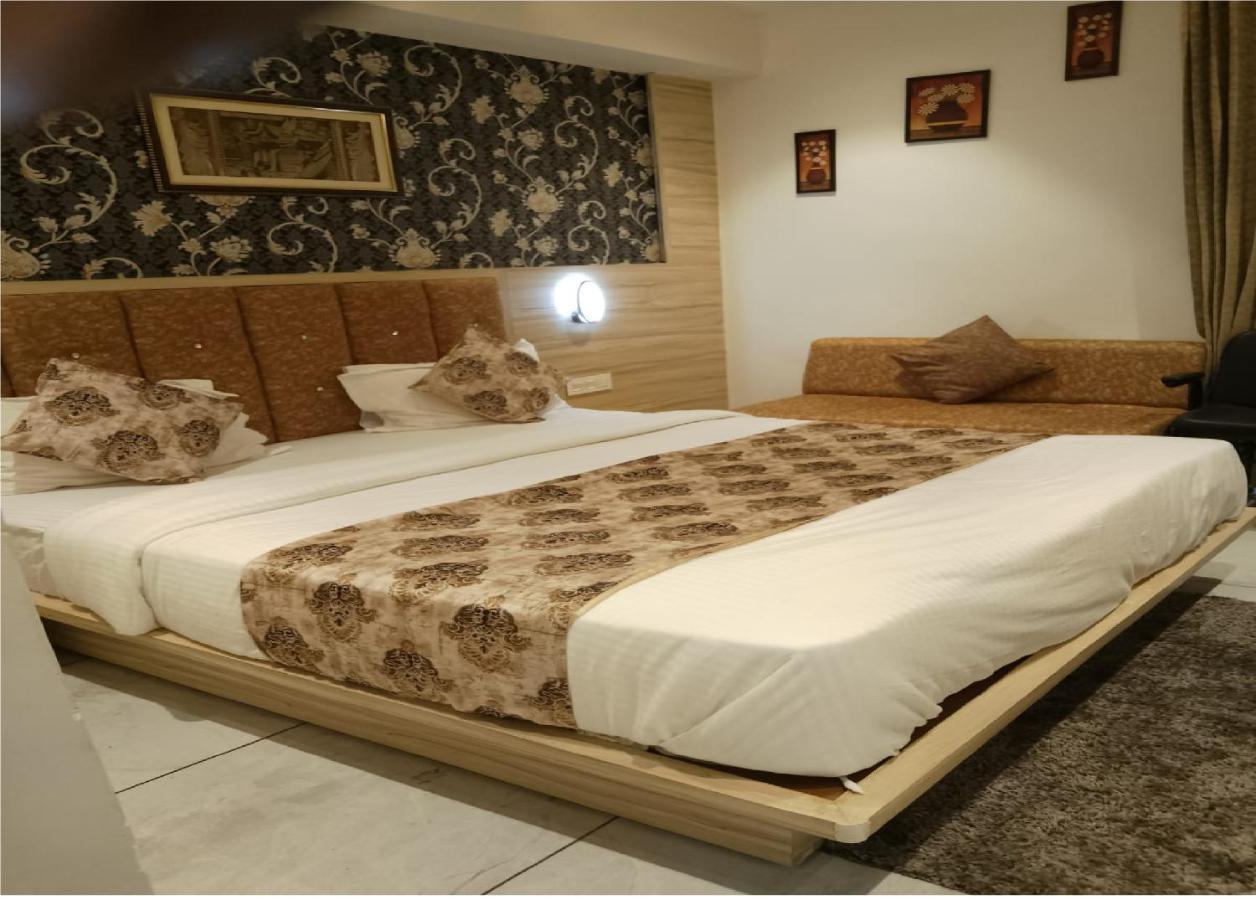 Hotel Lotus Villa Ahmedabad Buitenkant foto