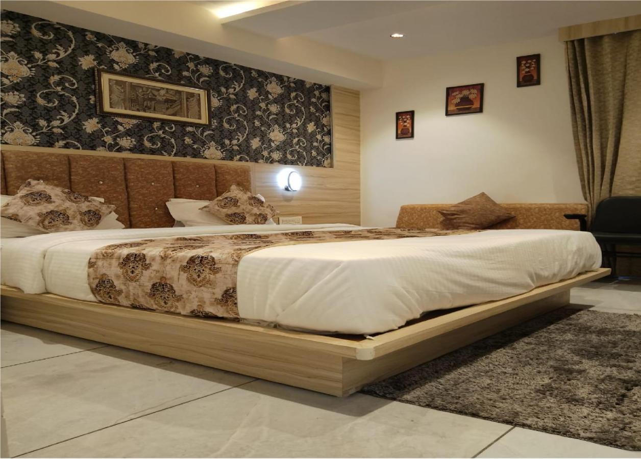 Hotel Lotus Villa Ahmedabad Buitenkant foto